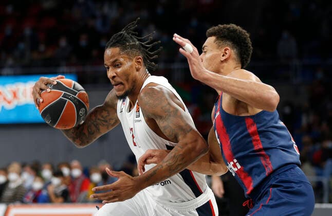 Spain Basketball Euroleague Baskonia - CSKA 6700216 19.11.2021 From left, CSKA s William Clyburn and Baskonia s Wade Baldwin struggle for a ball during the Euroleague basketball match between Saski Baskonia and CSKA Moscow, in Vitoria, Spain. Mikhail Serbin Sputnik Vitoria-Gasteiz Spain  Copyright: xMikhailxSerbinx