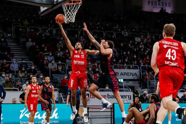 links 20 Jeremy Morgan (Telekom Baskets Bonn) rechts Trevis Simpson (Brose Bamberg, 15) Brose Bamberg - Telekom Baskets Bonn - easyCredit-BBL - Basketball Bundesliga Saison 2021 22 Spieltag 8, 19.11.2021 Bamberg, Brose Arena Copyright: DanielxLöb