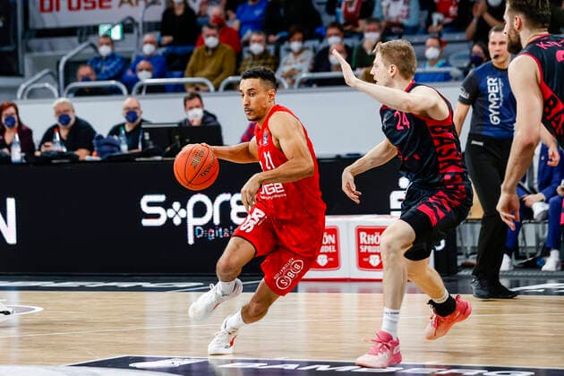 links Joel Aminu (Brose Bamberg, 21) rechts 24 Tim Hasbargen (Telekom Baskets Bonn) Brose Bamberg - Telekom Baskets Bonn - easyCredit-BBL - Basketball Bundesliga Saison 2021 22 Spieltag 8, 19.11.2021 Bamberg, Brose Arena Copyright: DanielxLöb