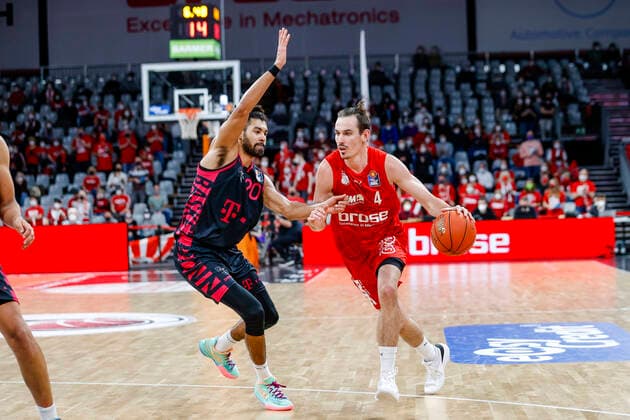 links 20 Jeremy Morgan (Telekom Baskets Bonn) rechts Omar Prewitt (Brose Bamberg, 04) Brose Bamberg - Telekom Baskets Bonn - easyCredit-BBL - Basketball Bundesliga Saison 2021 22 Spieltag 8, 19.11.2021 Bamberg, Brose Arena Copyright: DanielxLöb