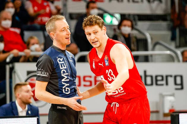 rechts Patrick Heckmann (Brose Bamberg, 33) links Schiedsrichter Christof Madinger Brose Bamberg - Telekom Baskets Bonn - easyCredit-BBL - Basketball Bundesliga Saison 2021 22 Spieltag 8, 19.11.2021 Bamberg, Brose Arena Copyright: DanielxLöb