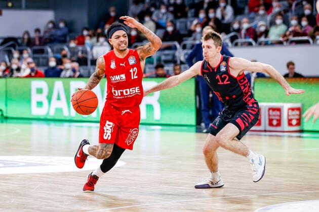 links Justin Robinson (Brose Bamberg, 12) rechts 12 Skyler Bowlin (Telekom Baskets Bonn) Brose Bamberg - Telekom Baskets Bonn - easyCredit-BBL - Basketball Bundesliga Saison 2021 22 Spieltag 8, 19.11.2021 Bamberg, Brose Arena Copyright: DanielxLöb