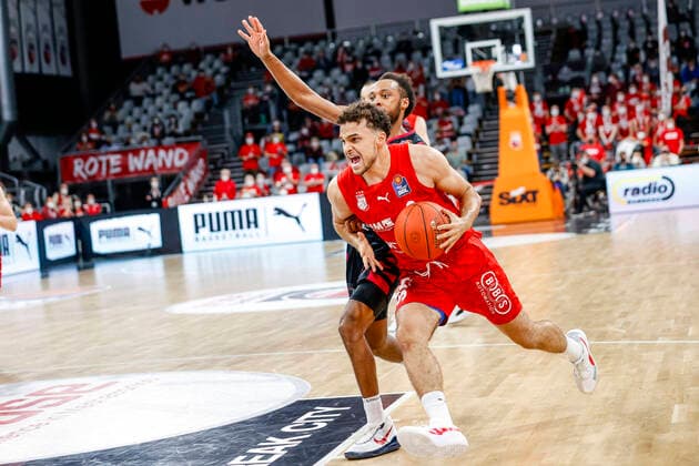 vorne Elias Baggette (Brose Bamberg, 02) Brose Bamberg - Telekom Baskets Bonn - easyCredit-BBL - Basketball Bundesliga Saison 2021 22 Spieltag 8, 19.11.2021 Bamberg, Brose Arena Copyright: DanielxLöb