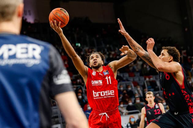 links Marvin Omuvwie (Brose Bamberg, 11) rechts 06 Michael Kessens (Telekom Baskets Bonn) Brose Bamberg - Telekom Baskets Bonn - easyCredit-BBL - Basketball Bundesliga Saison 2021 22 Spieltag 8, 19.11.2021 Bamberg, Brose Arena Copyright: DanielxLöb