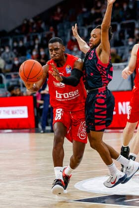 links Shannon Scott (Brose Bamberg, 07) rechts 33 Parker Jackson-Cartwright (Telekom Baskets Bonn) Brose Bamberg - Telekom Baskets Bonn - easyCredit-BBL - Basketball Bundesliga Saison 2021 22 Spieltag 8, 19.11.2021 Bamberg, Brose Arena Copyright: DanielxLöb