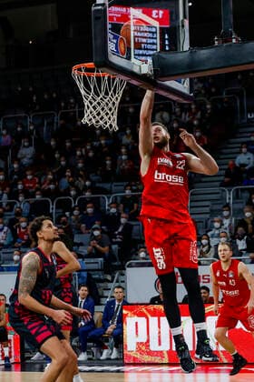 rechts Martinas Geben (Brose Bamberg, 22) links 06 Michael Kessens (Telekom Baskets Bonn) Brose Bamberg - Telekom Baskets Bonn - easyCredit-BBL - Basketball Bundesliga Saison 2021 22 Spieltag 8, 19.11.2021 Bamberg, Brose Arena Copyright: DanielxLöb