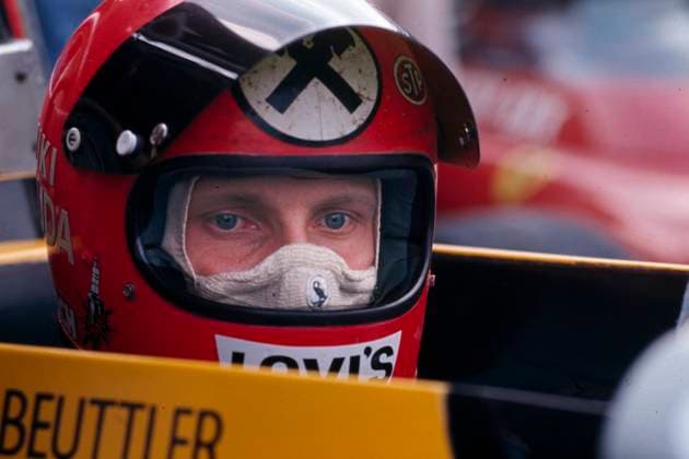 Niki Lauda geb.22.2.1949 gest.20.5.2019 war ein österreichischer Formel 1-Rennfahrer und -Weltmeister er startete erstmals 1971 in einem Formel 1-Rennen und kaufte 1972 mit einem Kredit der Raiffeisenbank einen Cockpit-Platz bei March-Ford so daß er beim GP England 1972 in Brands Hatch antreten konnte und im Training auf Platz 19 fahren konnto und im Rennen auf Platz 9 *** Niki Lauda born 22 2 1949 died 20 5 2019 was an Austrian Formula One racing driver and world champion he first competed in a Formula One race in 1971 and bought a cockpit seat at March Ford in 1972 with a loan from Raiffeisenbank so that he could compete in the 1972 British GP at Brands Hatch, finishing 19th in practice and 9th in the race.