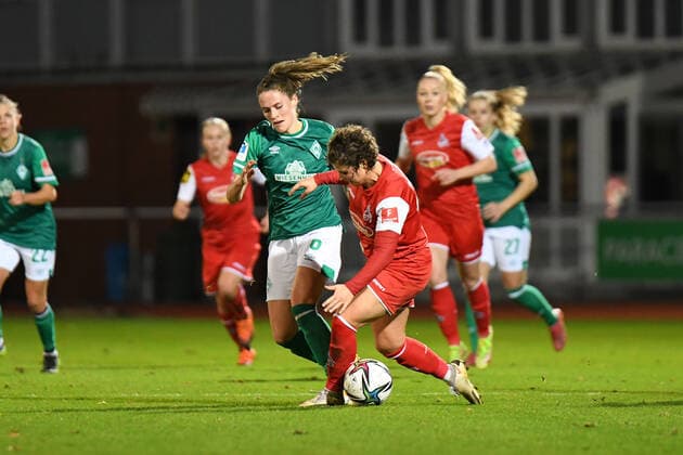 Fussball I Frauen I Saison 2021-2022 I 1. Frauen-Bundesliga I 9. Spieltag I SV Werder Bremen - 1. FC Koeln I 19.11.2021 Reena Wichmann ( 6, SV Werder Bremen) gegen Anja Pfluger ( 20, 1. FC Koeln) Bremen Stadion Platz 11 Bremen Deutschland Copyright: xLobeca Schlikisx