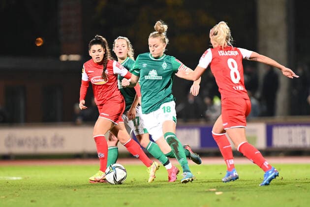 Fussball I Frauen I Saison 2021-2022 I 1. Frauen-Bundesliga I 9. Spieltag I SV Werder Bremen - 1. FC Koeln I 19.11.2021 Lina Hausicke ( 18, SV Werder Bremen) kann sich gegen Manjou Wilde ( 7, 1. FC Koeln) und Mandy Islacker ( 8, 1. FC Koeln) durchsetzen Bremen Stadion Platz 11 Bremen Deutschland Copyright: xLobeca Schlikisx