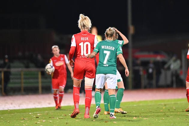 Fussball I Frauen I Saison 2021-2022 I 1. Frauen-Bundesliga I 9. Spieltag I SV Werder Bremen - 1. FC Koeln I 19.11.2021 Sharon Beck ( 10, 1. FC Koeln) wird von Gabriella Toth ( 7, SV Werder Bremen) gehalten Bremen Stadion Platz 11 Bremen Deutschland Copyright: xLobeca Schlikisx