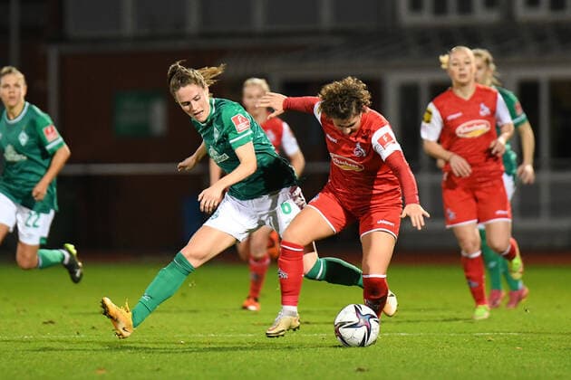 Fussball I Frauen I Saison 2021-2022 I 1. Frauen-Bundesliga I 9. Spieltag I SV Werder Bremen - 1. FC Koeln I 19.11.2021 Reena Wichmann ( 6, SV Werder Bremen) gegen Anja Pfluger ( 20, 1. FC Koeln) Bremen Stadion Platz 11 Bremen Deutschland Copyright: xLobeca Schlikisx