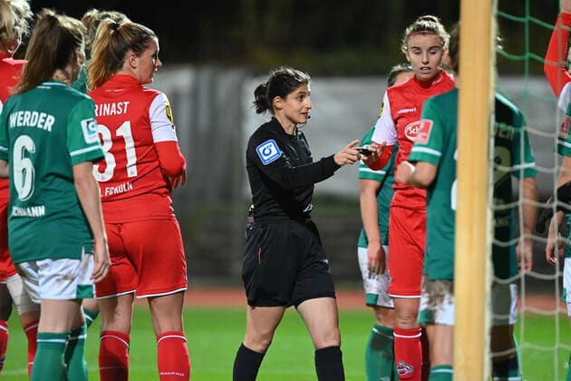 Fussball I Frauen I Saison 2021-2022 I 1. Frauen-Bundesliga I 9. Spieltag I SV Werder Bremen - 1. FC Koeln I 19.11.2021 Schiedsrichterin Dr. Riem Hussein Bremen Stadion Platz 11 Bremen Deutschland Copyright: xLobeca Schlikisx