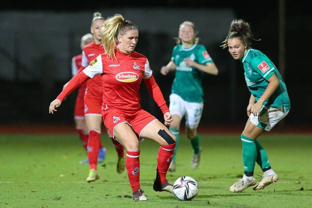 v.li.: Rachel Rinast (1. FC Köln, 31) am Ball, Einzelbild, Ganzkörper, Aktion, Action, Spielszene, DIE DFB-RICHTLINIEN UNTERSAGEN JEGLICHE NUTZUNG VON FOTOS ALS SEQUENZBILDER UND ODER VIDEOÄHNLICHE FOTOSTRECKEN. DFB REGULATIONS PROHIBIT ANY USE OF PHOTOGRAPHS AS IMAGE SEQUENCES AND OR QUASI-VIDEO., 19.11.2021, Bremen (Deutschland), Fussball, Flyeralarm Frauen-Bundesliga, SV Werder Bremen - 1. FC Köln