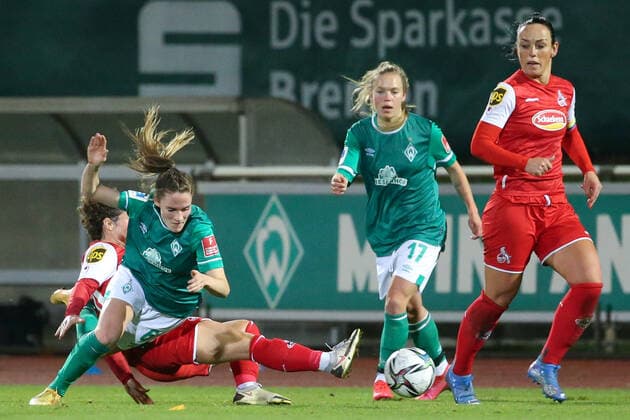 v.li.: Anja Pfluger (1. FC Köln, 20) und Reena Wichmann (SV Werder Bremen, 6) im Zweikampf, Duell, Dynamik, Aktion, Action, Spielszene, DIE DFB-RICHTLINIEN UNTERSAGEN JEGLICHE NUTZUNG VON FOTOS ALS SEQUENZBILDER UND ODER VIDEOÄHNLICHE FOTOSTRECKEN. DFB REGULATIONS PROHIBIT ANY USE OF PHOTOGRAPHS AS IMAGE SEQUENCES AND OR QUASI-VIDEO., 19.11.2021, Bremen (Deutschland), Fussball, Flyeralarm Frauen-Bundesliga, SV Werder Bremen - 1. FC Köln