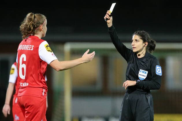 v.li.: Myrthe Moorrees (1. FC Köln, 6) bekommt von FIFA-Schiedsrichterin Dr. Riem Hussein die gelbe Karte gezeigt, Verwarnung, DIE DFB-RICHTLINIEN UNTERSAGEN JEGLICHE NUTZUNG VON FOTOS ALS SEQUENZBILDER UND ODER VIDEOÄHNLICHE FOTOSTRECKEN. DFB REGULATIONS PROHIBIT ANY USE OF PHOTOGRAPHS AS IMAGE SEQUENCES AND OR QUASI-VIDEO., 19.11.2021, Bremen (Deutschland), Fussball, Flyeralarm Frauen-Bundesliga, SV Werder Bremen - 1. FC Köln