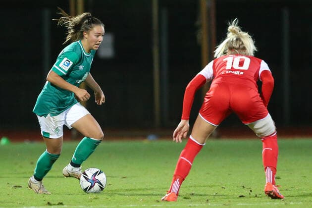 v.li.: Maja Sternad (SV Werder Bremen, 11) und Sharon Beck (1. FC Köln, 10) im Zweikampf, Duell, Dynamik, Aktion, Action, Spielszene, DIE DFB-RICHTLINIEN UNTERSAGEN JEGLICHE NUTZUNG VON FOTOS ALS SEQUENZBILDER UND ODER VIDEOÄHNLICHE FOTOSTRECKEN. DFB REGULATIONS PROHIBIT ANY USE OF PHOTOGRAPHS AS IMAGE SEQUENCES AND OR QUASI-VIDEO., 19.11.2021, Bremen (Deutschland), Fussball, Flyeralarm Frauen-Bundesliga, SV Werder Bremen - 1. FC Köln