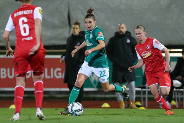 v.li.: Rieke Dieckmann (SV Werder Bremen, 22) am Ball, Einzelbild, Ganzkörper, Aktion, Action, Spielszene, DIE DFB-RICHTLINIEN UNTERSAGEN JEGLICHE NUTZUNG VON FOTOS ALS SEQUENZBILDER UND ODER VIDEOÄHNLICHE FOTOSTRECKEN. DFB REGULATIONS PROHIBIT ANY USE OF PHOTOGRAPHS AS IMAGE SEQUENCES AND OR QUASI-VIDEO., 19.11.2021, Bremen (Deutschland), Fussball, Flyeralarm Frauen-Bundesliga, SV Werder Bremen - 1. FC Köln