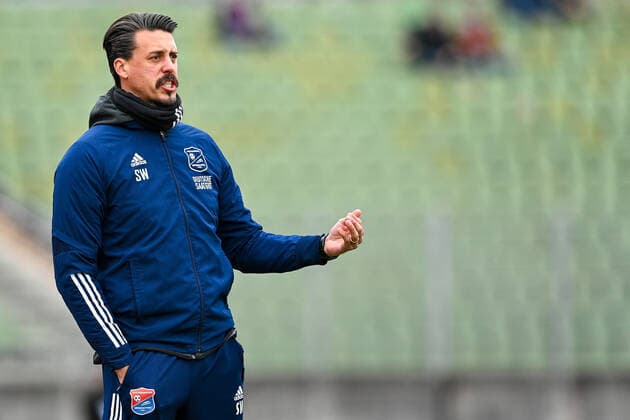 Trainer Sandro Wagner (Unterhaching) gibt Anweisungen, gestikuliert, mit den Armen gestikulieren, gives instructions, gesticulate Einzelbild, Aktion, Action, 20.11.2021, Augsburg (Deutschland), Fussball, Regionalliga Bayern, FC Augsburg II - SpVgg Unterhaching