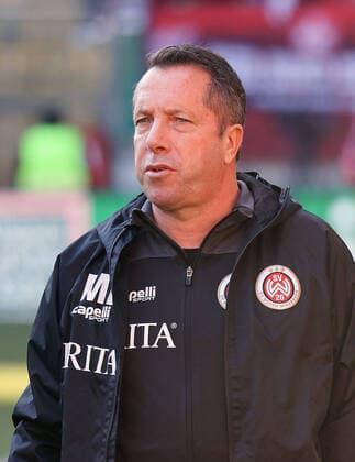 Trainer Markus Kauczinski (Wehen Wiesbaden), 1. FC Kaiserslautern vs. SV Wehen Wiesbaden, Fussball, 3. Bundesliga, 16. Spieltag, 20.11.2021, DFL REGULATIONS PROHIBIT ANY USE OF PHOTOGRAPHS AS IMAGE SEQUENCES AND OR QUASI-VIDEO, 1. FC Kaiserslautern vs. SV Wehen Wiesbaden, Fussball, 3. Bundesliga, 16. Spieltag, 20.11.2021, Foto: EIBNER Joerg Niebergall Kaiserslautern Copyright: xJoergxNiebergall Eibner-Pressefox EER