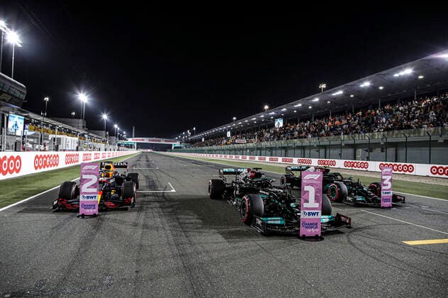 44 HAMILTON Lewis (gbr), Mercedes AMG F1 GP W12 E Performance, action 33 VERSTAPPEN Max (nld), Red Bull Racing Honda RB16B, action 77 BOTTAS Valtteri (fin), Mercedes AMG F1 GP W12 E Performance, action during the Formula 1 Ooredoo Qatar Grand Prix 2021, 20th round of the 2021 FIA Formula One World Championship, WM, Weltmeisterschaft from November 19 to 21, 2021 on the Losail International Circuit, in Lusail, Qatar - F1 - QATAR GRAND PRIX 2021 DPPI Panoramic FG0D7659