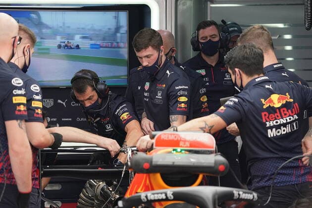 Formula 1 Ooredoo Qatar Grand Prix 2021 20.11.2021, Losail International Circuit, Doha, Formula 1 Ooredoo Qatar Grand Prix 2021 ,im Bild Mechaniker von Red Bull reparieren den Heckflügel von Max Verstappen (NEL), Red Bull Racing Honda