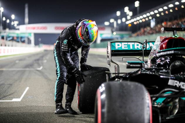 HAMILTON Lewis (gbr), Mercedes AMG F1 GP W12 E Performance, portrait during the Formula 1 Ooredoo Qatar Grand Prix 2021, 20th round of the 2021 FIA Formula One World Championship, WM, Weltmeisterschaft from November 19 to 21, 2021 on the Losail International Circuit, in Lusail, Qatar - F1 - QATAR GRAND PRIX 2021 DPPI Panoramic  FGO06248