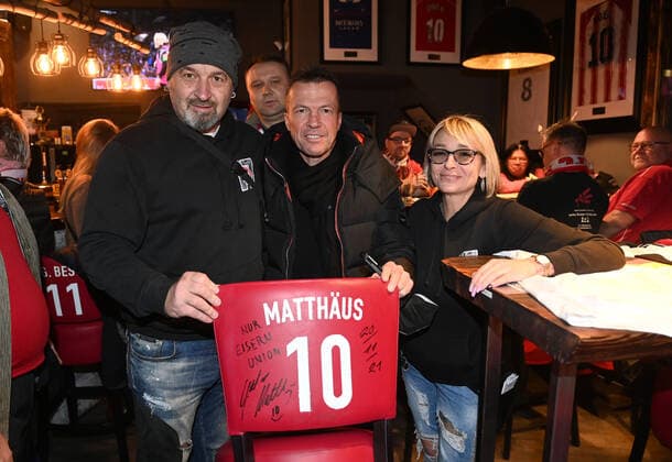 Sport Themen der Woche KW46 Sport Bilder des Tages Fussball, Herren, Saison 2021 2022, 1. Bundesliga, 1. FC Union Berlin, wenige Stunden vor dem Derby gegen Hertha BSC besucht Ex-Nationalspieler und TV-Experte Lothar Matthäus die Union-Fankneipe Tusches Kick & Rush 17 in Berlin-Köpenick, im Bild v. l. Thomas Lehmann (Geschäftsführer), Lothar Matthäus, Melanie Gudereit (Geschäftsführerin), Matthäus unterschrieb seinen Stuhl, 20.11. 2021, *** Football, men, season 2021 2022, 1 Bundesliga, 1 FC Union Berlin, a few hours before the derby against Hertha BSC visits ex national player and TV expert Lothar Matthäus the Union Fankneipe Tusches Kick Rush 17 in Berlin Köpenick, in the picture f l Thomas Lehmann managing director , Lothar Matthäus, Melanie Gudereit managing director , Matthäus signed his chair, 20 11 2021, Copyright: xMatthiasxKochx