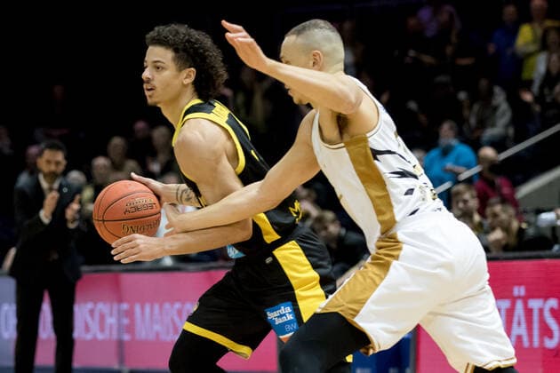 Basketball Loewen Braunschweig - MHP Riesen Ludwigsburg Jonah Radebaugh (Nr. 12 MHP Riesen Ludwigsburg) vs Robin Amaize (Nr. 21 Basketball Loewen Braunschweig) Basketball Loewen Braunschweig - MHP Riesen Ludwigsburg, Basketball, BBL, Saison 2021 2022, 20.11.2021 Braunschweig Copyright: xEibner-Pressefoto Jan-FredericxHelbigx