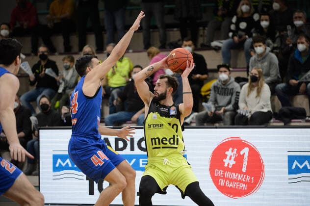 Bastian Doreth (10 medi Bayreuth) gegen Nikola Rebic (44 MBC Weißenfels) bei der Partie medi Bayreuth vs syntainics MBC Weißenfels. Basketball, Bundesliga, 20.11.2021, Saison 2021 2022, 8. Spieltag. Copyright: xErikxHillmer EIBNERx EP_EHR medi Bayreuth vs syntainics MBC Weißenfels. Basketball, Bundesliga, 20.11.2021, Saison 2021 2022, 8. Spieltag Bayreuth Copyright: xErikxHillmer EIBNERx EP_EHR