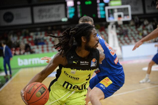 Marcus Thornton (3 medi Bayreuth) gegen Jakub Garbacz (30 MBC Weißenfels) bei der Partie medi Bayreuth vs syntainics MBC Weißenfels. Basketball, Bundesliga, 20.11.2021, Saison 2021 2022, 8. Spieltag. Copyright: xErikxHillmer EIBNERx EP_EHR medi Bayreuth vs syntainics MBC Weißenfels. Basketball, Bundesliga, 20.11.2021, Saison 2021 2022, 8. Spieltag Bayreuth Copyright: xErikxHillmer EIBNERx EP_EHR