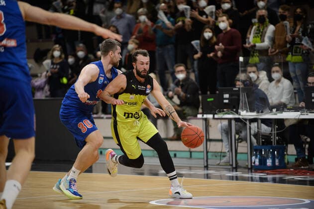 Bastian Doreth (10 medi Bayreuth) gegen Jakub Garbacz (30 MBC Weißenfels) bei der Partie medi Bayreuth vs syntainics MBC Weißenfels. Basketball, Bundesliga, 20.11.2021, Saison 2021 2022, 8. Spieltag. Copyright: xErikxHillmer EIBNERx EP_EHR medi Bayreuth vs syntainics MBC Weißenfels. Basketball, Bundesliga, 20.11.2021, Saison 2021 2022, 8. Spieltag Bayreuth Copyright: xErikxHillmer EIBNERx EP_EHR