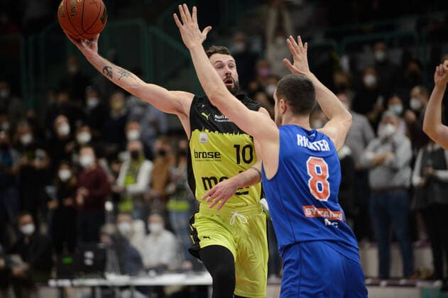 Bastian Doreth (10 medi Bayreuth) gegen Johannes Richter (8 MBC Weißenfels) bei der Partie medi Bayreuth vs syntainics MBC Weißenfels. Basketball, Bundesliga, 20.11.2021, Saison 2021 2022, 8. Spieltag. Copyright: xErikxHillmer EIBNERx EP_EHR medi Bayreuth vs syntainics MBC Weißenfels. Basketball, Bundesliga, 20.11.2021, Saison 2021 2022, 8. Spieltag Bayreuth Copyright: xErikxHillmer EIBNERx EP_EHR