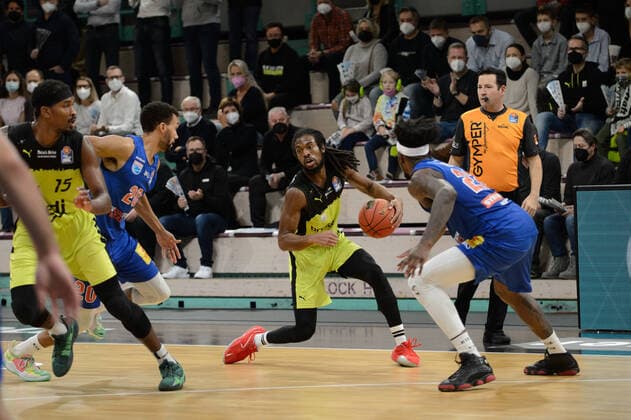 Marcus Thornton (3 medi Bayreuth) gegen Chris Coffey (22 MBC Weißenfels) bei der Partie medi Bayreuth vs syntainics MBC Weißenfels. Basketball, Bundesliga, 20.11.2021, Saison 2021 2022, 8. Spieltag. Copyright: xErikxHillmer EIBNERx EP_EHR medi Bayreuth vs syntainics MBC Weißenfels. Basketball, Bundesliga, 20.11.2021, Saison 2021 2022, 8. Spieltag Bayreuth Copyright: xErikxHillmer EIBNERx EP_EHR