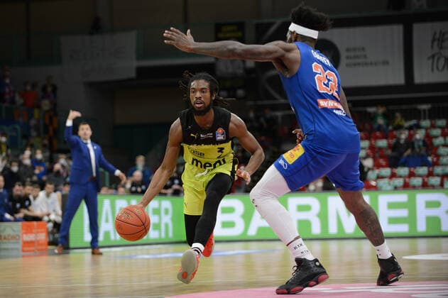 Marcus Thornton (3 medi Bayreuth) gegen Chris Coffey (22 MBC Weißenfels) bei der Partie medi Bayreuth vs syntainics MBC Weißenfels. Basketball, Bundesliga, 20.11.2021, Saison 2021 2022, 8. Spieltag. Copyright: xErikxHillmer EIBNERx EP_EHR medi Bayreuth vs syntainics MBC Weißenfels. Basketball, Bundesliga, 20.11.2021, Saison 2021 2022, 8. Spieltag Bayreuth Copyright: xErikxHillmer EIBNERx EP_EHR