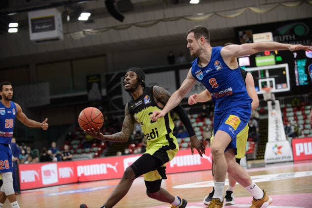 Sacar Anim (2 medi Bayreuth) gegen Johannes Richter (8 MBC Weißenfels) bei der Partie medi Bayreuth vs syntainics MBC Weißenfels. Basketball, Bundesliga, 20.11.2021, Saison 2021 2022, 8. Spieltag. Copyright: xErikxHillmer EIBNERx EP_EHR medi Bayreuth vs syntainics MBC Weißenfels. Basketball, Bundesliga, 20.11.2021, Saison 2021 2022, 8. Spieltag Bayreuth Copyright: xErikxHillmer EIBNERx EP_EHR