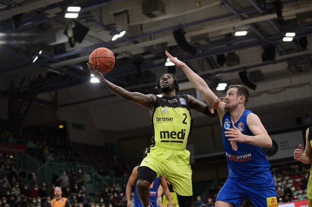 Sacar Anim (2 medi Bayreuth) gegen Johannes Richter (8 MBC Weißenfels) bei der Partie medi Bayreuth vs syntainics MBC Weißenfels. Basketball, Bundesliga, 20.11.2021, Saison 2021 2022, 8. Spieltag. Copyright: xErikxHillmer EIBNERx EP_EHR medi Bayreuth vs syntainics MBC Weißenfels. Basketball, Bundesliga, 20.11.2021, Saison 2021 2022, 8. Spieltag Bayreuth Copyright: xErikxHillmer EIBNERx EP_EHR