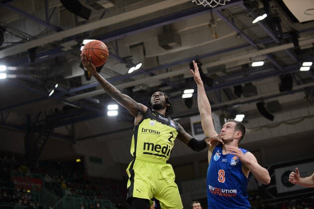 Sacar Anim (2 medi Bayreuth) gegen Johannes Richter (8 MBC Weißenfels) bei der Partie medi Bayreuth vs syntainics MBC Weißenfels. Basketball, Bundesliga, 20.11.2021, Saison 2021 2022, 8. Spieltag. Copyright: xErikxHillmer EIBNERx EP_EHR medi Bayreuth vs syntainics MBC Weißenfels. Basketball, Bundesliga, 20.11.2021, Saison 2021 2022, 8. Spieltag Bayreuth Copyright: xErikxHillmer EIBNERx EP_EHR