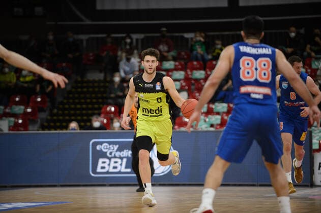 Kevin Wohlrath (6 medi Bayreuth) und Behnam Yakhchali (88 MBC Weißenfels) bei der Partie medi Bayreuth vs syntainics MBC Weißenfels. Basketball, Bundesliga, 20.11.2021, Saison 2021 2022, 8. Spieltag. Copyright: xErikxHillmer EIBNERx EP_EHR medi Bayreuth vs syntainics MBC Weißenfels. Basketball, Bundesliga, 20.11.2021, Saison 2021 2022, 8. Spieltag Bayreuth Copyright: xErikxHillmer EIBNERx EP_EHR