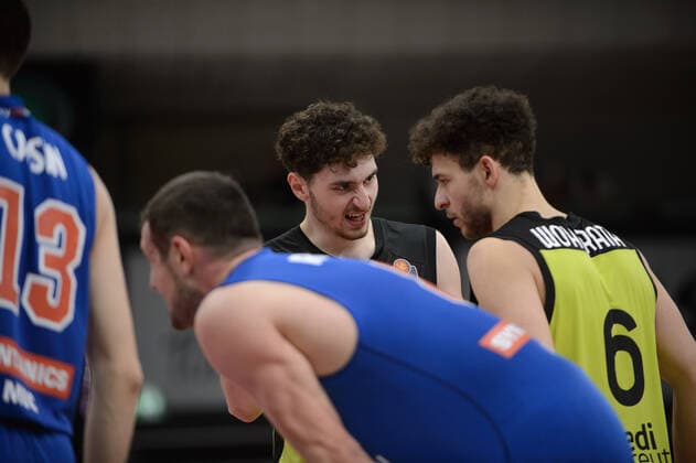 Kay Bruhnke (9 medi Bayreuth) bespricht sich mit Kevin Wohlrath (6 medi Bayreuth) bei der Partie medi Bayreuth vs syntainics MBC Weißenfels. Basketball, Bundesliga, 20.11.2021, Saison 2021 2022, 8. Spieltag. Copyright: xErikxHillmer EIBNERx EP_EHR medi Bayreuth vs syntainics MBC Weißenfels. Basketball, Bundesliga, 20.11.2021, Saison 2021 2022, 8. Spieltag Bayreuth Copyright: xErikxHillmer EIBNERx EP_EHR