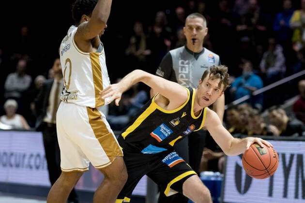 Basketball Loewen Braunschweig - MHP Riesen Ludwigsburg Jordan Hulls (Nr. 1 MHP Riesen Ludwigsburg) vs Tookie Brown (Nr. 0 Basketball Loewen Braunschweig) Basketball Loewen Braunschweig - MHP Riesen Ludwigsburg, Basketball, BBL, Saison 2021 2022, 20.11.2021 Braunschweig Copyright: xEibner-Pressefoto Jan-FredericxHelbigx