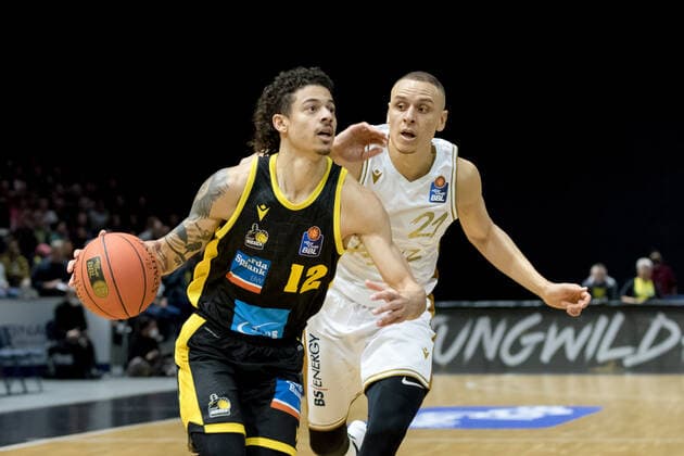Basketball Loewen Braunschweig - MHP Riesen Ludwigsburg Jonah Radebaugh (Nr. 12 MHP Riesen Ludwigsburg) vs Robin Amaize (Nr. 21 Basketball Loewen Braunschweig) Basketball Loewen Braunschweig - MHP Riesen Ludwigsburg, Basketball, BBL, Saison 2021 2022, 20.11.2021 Braunschweig Copyright: xEibner-Pressefoto Jan-FredericxHelbigx