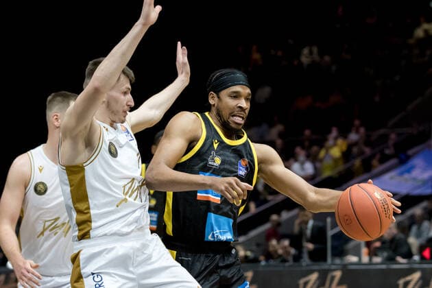 Basketball Loewen Braunschweig - MHP Riesen Ludwigsburg Justin Simon (Nr. 5 MHP Riesen Ludwigsburg) vs Martin Peterka (Nr. 15 Basketball Loewen Braunschweig) Basketball Loewen Braunschweig - MHP Riesen Ludwigsburg, Basketball, BBL, Saison 2021 2022, 20.11.2021 Braunschweig Copyright: xEibner-Pressefoto Jan-FredericxHelbigx