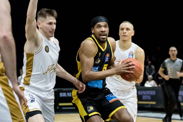 Basketball Loewen Braunschweig - MHP Riesen Ludwigsburg Justin Simon (Nr. 5 MHP Riesen Ludwigsburg) Basketball Loewen Braunschweig - MHP Riesen Ludwigsburg, Basketball, BBL, Saison 2021 2022, 20.11.2021 Braunschweig Copyright: xEibner-Pressefoto Jan-FredericxHelbigx