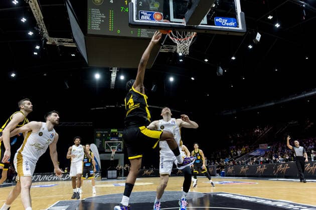Basketball Loewen Braunschweig - MHP Riesen Ludwigsburg Justin Simon (Nr. 5 MHP Riesen Ludwigsburg) am Korb Basketball Loewen Braunschweig - MHP Riesen Ludwigsburg, Basketball, BBL, Saison 2021 2022, 20.11.2021 Braunschweig Copyright: xEibner-Pressefoto Jan-FredericxHelbigx