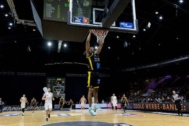 Basketball Loewen Braunschweig - MHP Riesen Ludwigsburg Yoeli Childs (Nr. 22 MHP Riesen Ludwigsburg) dunk dunkin Basketball Loewen Braunschweig - MHP Riesen Ludwigsburg, Basketball, BBL, Saison 2021 2022, 20.11.2021 Braunschweig Copyright: xEibner-Pressefoto Jan-FredericxHelbigx