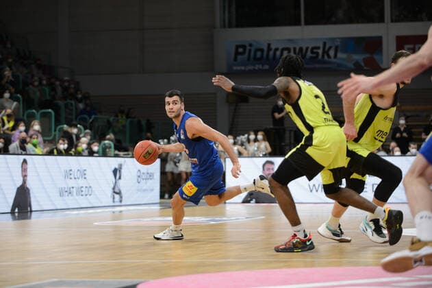 Nikola Rebic (44 MBC Weißenfels) gegen Sacar Anim (2 medi Bayreuth) bei der Partie medi Bayreuth vs syntainics MBC Weißenfels. Basketball, Bundesliga, 20.11.2021, Saison 2021 2022, 8. Spieltag. Copyright: xErikxHillmer EIBNERx EP_EHR medi Bayreuth vs syntainics MBC Weißenfels. Basketball, Bundesliga, 20.11.2021, Saison 2021 2022, 8. Spieltag Bayreuth Copyright: xErikxHillmer EIBNERx EP_EHR