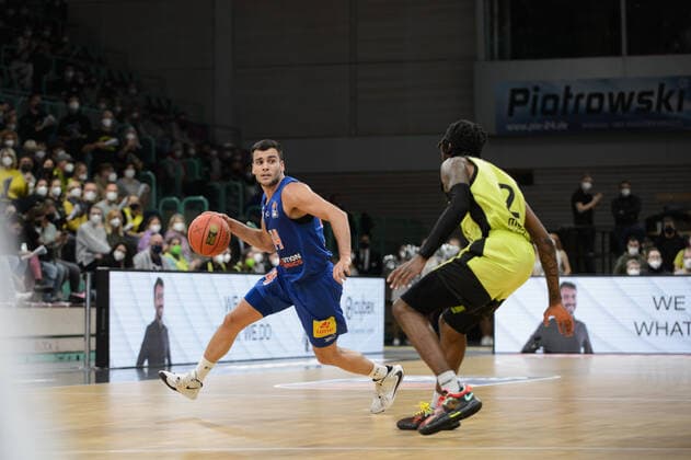 Nikola Rebic (44 MBC Weißenfels) gegen Sacar Anim (2 medi Bayreuth) bei der Partie medi Bayreuth vs syntainics MBC Weißenfels. Basketball, Bundesliga, 20.11.2021, Saison 2021 2022, 8. Spieltag. Copyright: xErikxHillmer EIBNERx EP_EHR medi Bayreuth vs syntainics MBC Weißenfels. Basketball, Bundesliga, 20.11.2021, Saison 2021 2022, 8. Spieltag Bayreuth Copyright: xErikxHillmer EIBNERx EP_EHR