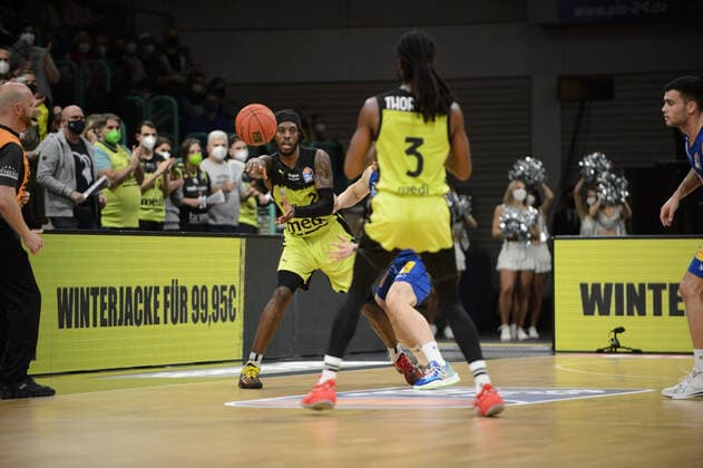 Sacar Anim (2 medi Bayreuth) und Marcus Thornton (3 medi Bayreuth) bei der Partie medi Bayreuth vs syntainics MBC Weißenfels. Basketball, Bundesliga, 20.11.2021, Saison 2021 2022, 8. Spieltag. Copyright: xErikxHillmer EIBNERx EP_EHR medi Bayreuth vs syntainics MBC Weißenfels. Basketball, Bundesliga, 20.11.2021, Saison 2021 2022, 8. Spieltag Bayreuth Copyright: xErikxHillmer EIBNERx EP_EHR