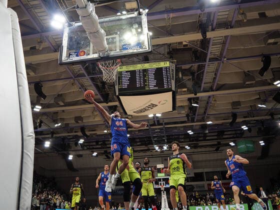 Nikola Rebic (44 MBC Weißenfels) gegen Martynas Sajus (19 medi Bayreuth) und Kevin Wohlrath (6 medi Bayreuth) bei der Partie medi Bayreuth vs syntainics MBC Weißenfels. Basketball, Bundesliga, 20.11.2021, Saison 2021 2022, 8. Spieltag. Copyright: xErikxHillmer EIBNERx EP_EHR medi Bayreuth vs syntainics MBC Weißenfels. Basketball, Bundesliga, 20.11.2021, Saison 2021 2022, 8. Spieltag Bayreuth Copyright: xErikxHillmer EIBNERx EP_EHR