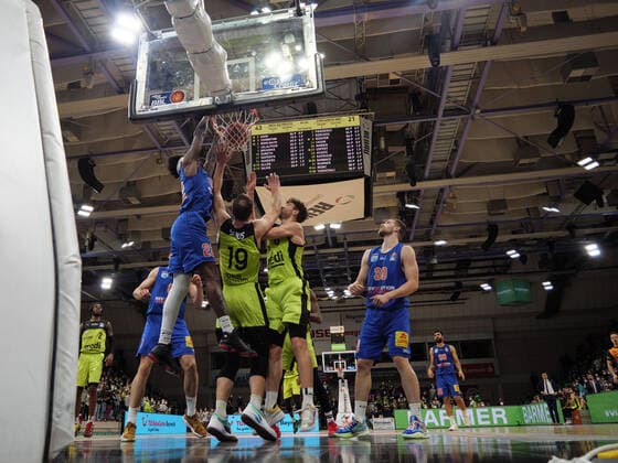 Chris Coffey (22 MBC Weißenfels) dunkt hinweg über Martynas Sajus (19 medi Bayreuth) und Kevin Wohlrath (6 medi Bayreuth) bei der Partie medi Bayreuth vs syntainics MBC Weißenfels. Basketball, Bundesliga, 20.11.2021, Saison 2021 2022, 8. Spieltag. Copyright: xErikxHillmer EIBNERx EP_EHR medi Bayreuth vs syntainics MBC Weißenfels. Basketball, Bundesliga, 20.11.2021, Saison 2021 2022, 8. Spieltag Bayreuth Copyright: xErikxHillmer EIBNERx EP_EHR